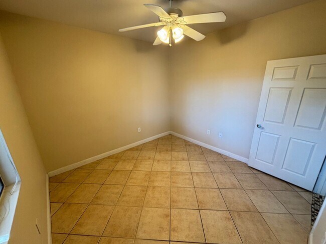 Building Photo - Gorgeous 1Bed/1Bath Condo located in Spanish Palms guard gated community!