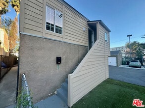 Building Photo - 1762 1/2 N Las Palmas Ave
