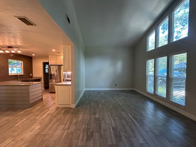 Building Photo - Dream home awaits: stunningly updated 3 be...
