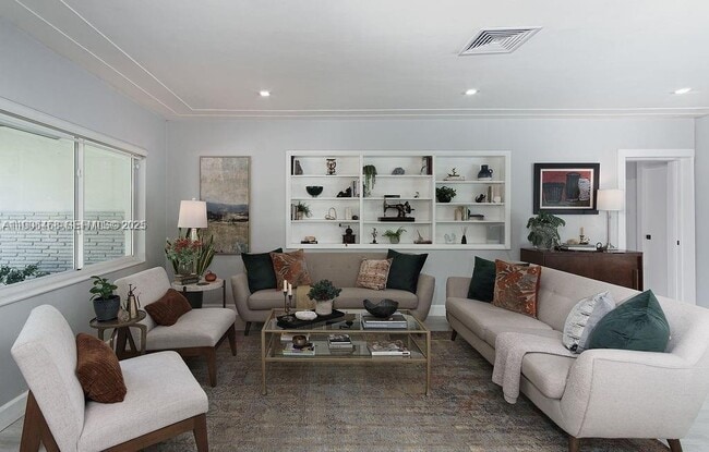 Building Photo - 1110 NE 100th St