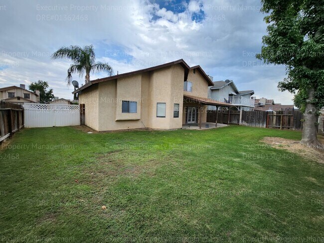 Building Photo - 3 bedrooms /2.5 bath two-story gem boasts ...