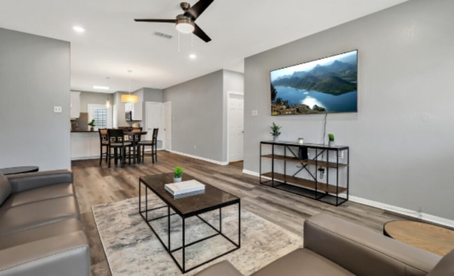 Building Photo - Partially Furnished 4 bed 4 bath near campus!