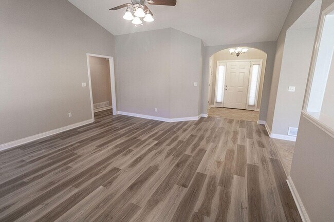 Building Photo - 6900 Madison Creek Dr