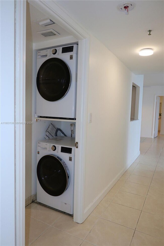 Building Photo - 20515 E Country Club Dr