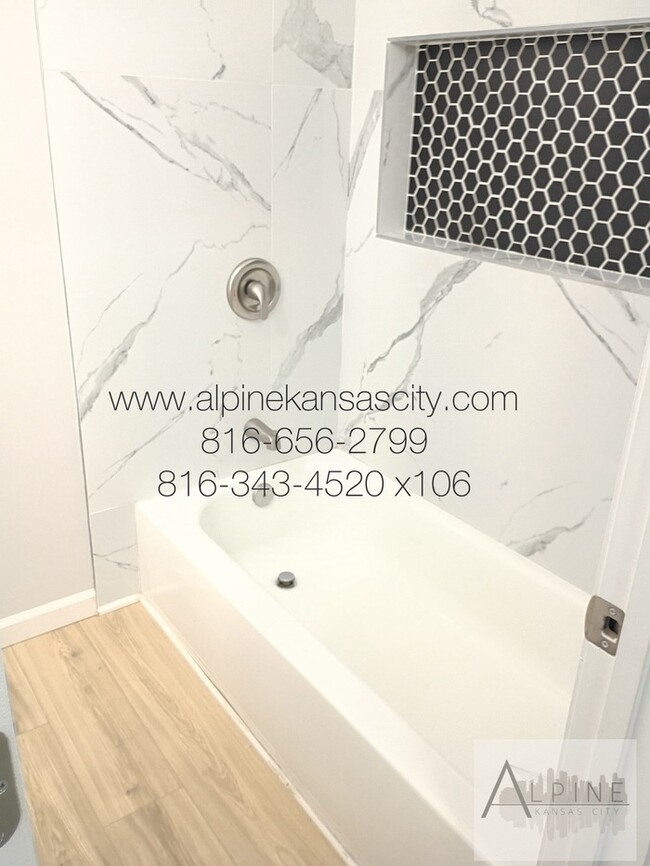 Building Photo - Beautiful Midtown Rehab! Open Layout!