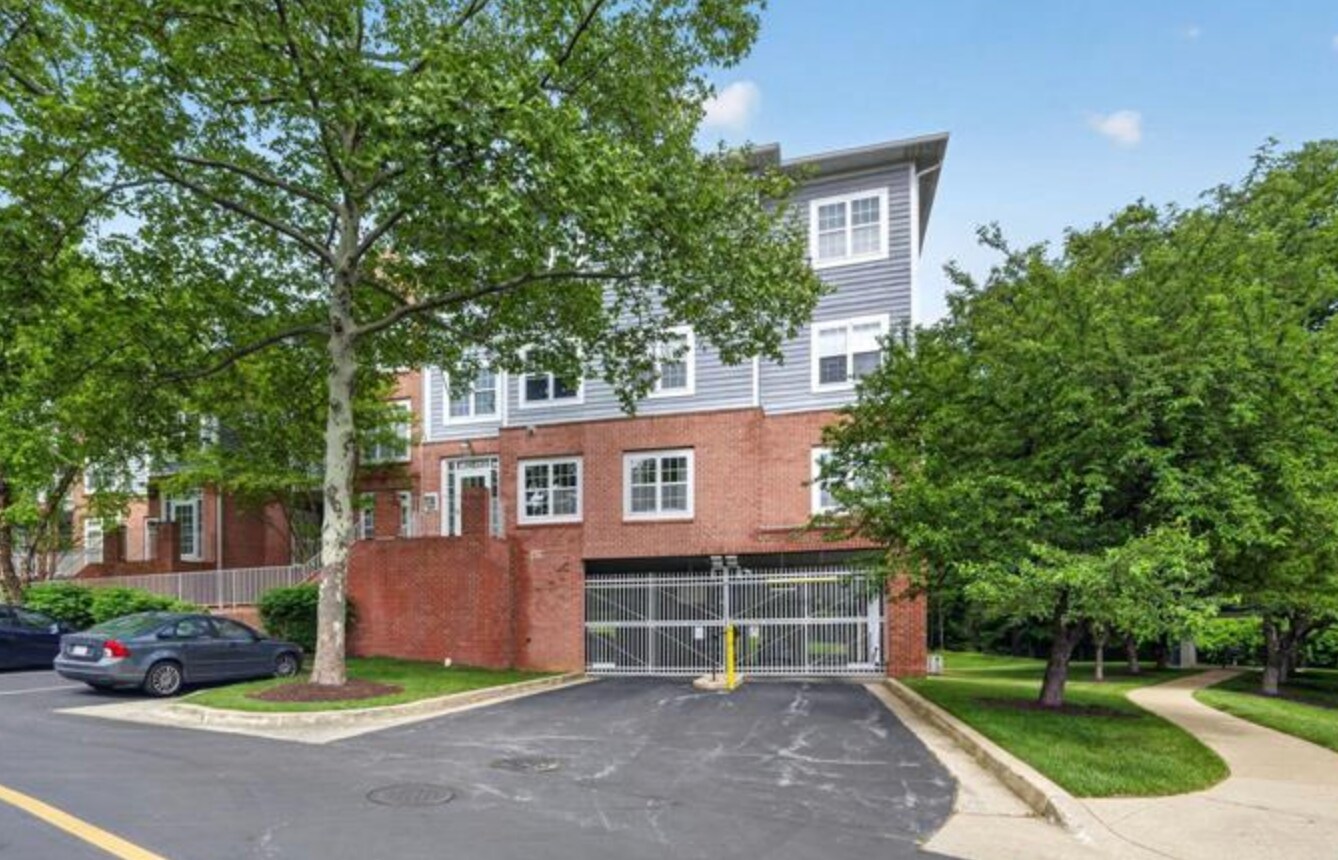 Building Photo - 9119 Groffs Mill Dr