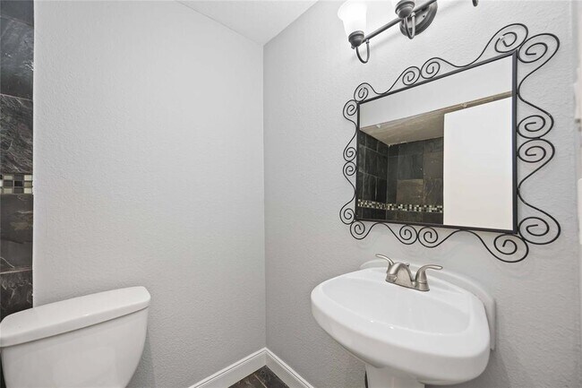 Building Photo - 2822 Briarhurst Dr