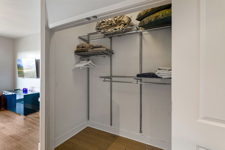 Building Photo - 2550 17th St NW