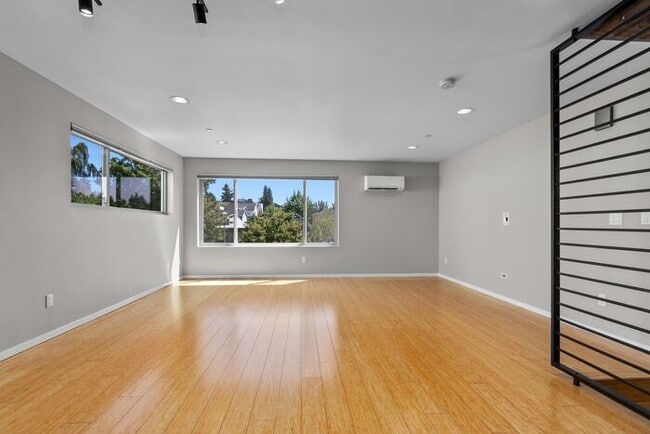 Building Photo - Air Conditioned Judkins Parkside Townhome ...