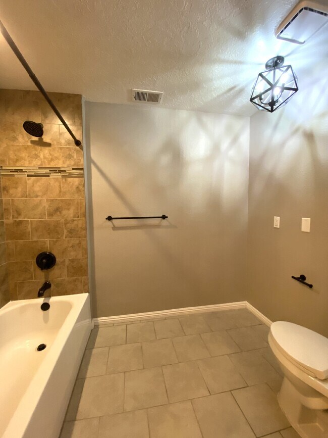 Building Photo - 1BR/1BATH - Ground Floor Condo - NO PETS