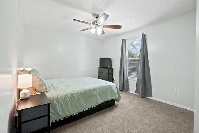 Building Photo - "Charming Pet Friendly 4-Bed Oasis in South Crestview with $500.00 Off First Full Months Rent!"
