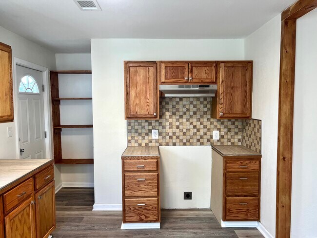 Building Photo - 1127 E Highland Ave