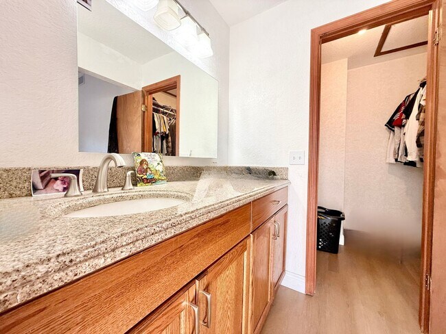 Building Photo - Moss Pointe 3Bedrooms/2.5Bath-home with great room fireplace!