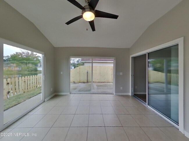 Building Photo - 1695 Northglen Cir