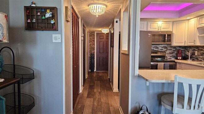 Building Photo - 4575 Cove Cir