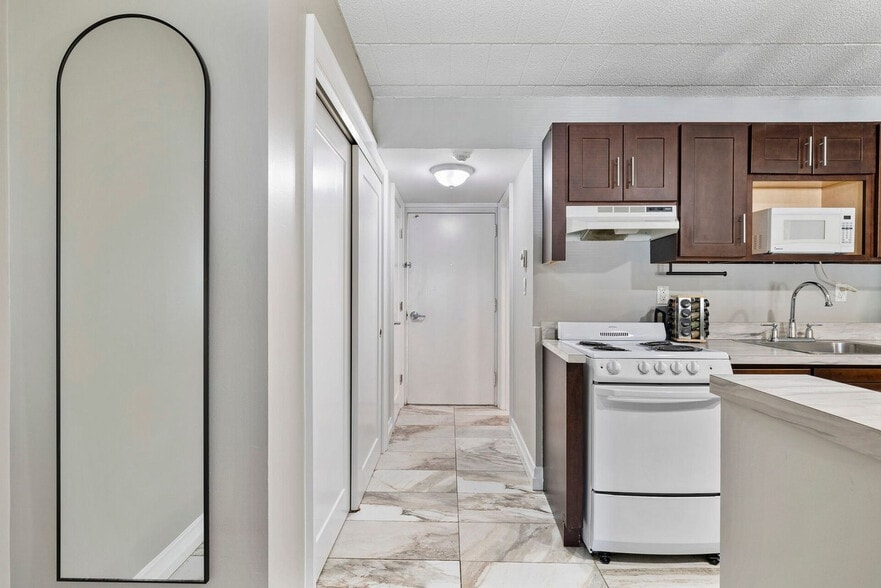 Building Photo - 30 U.S. 9W-SI ID1466756P