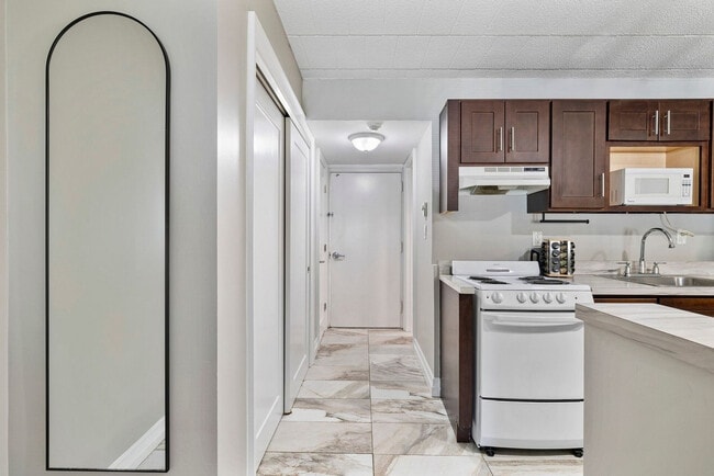 Building Photo - 30 U.S. 9W-SI ID1466760P