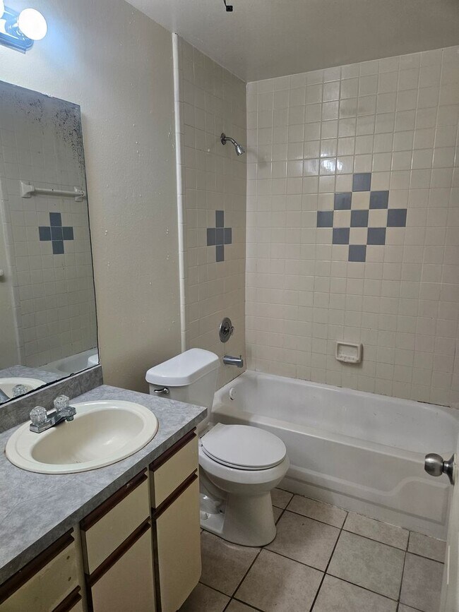 Building Photo - 2/1 DUPLEX