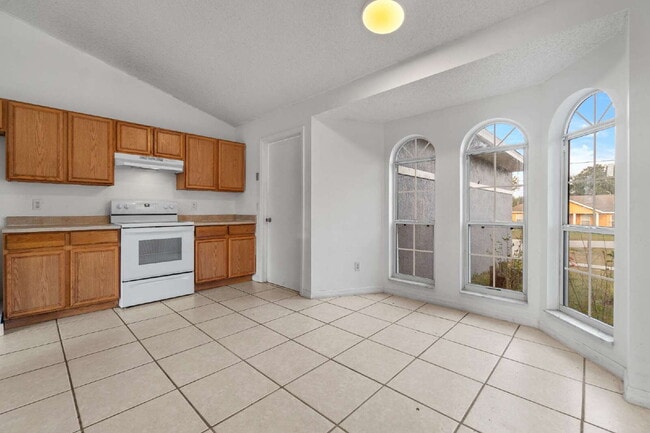 Building Photo - 3BR, 2BA available now in Silver Springs Shores