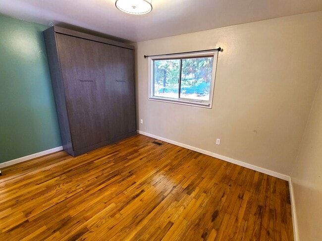 Building Photo - Charming 3Bd/2Ba Kirkland Home with Huge Yard!