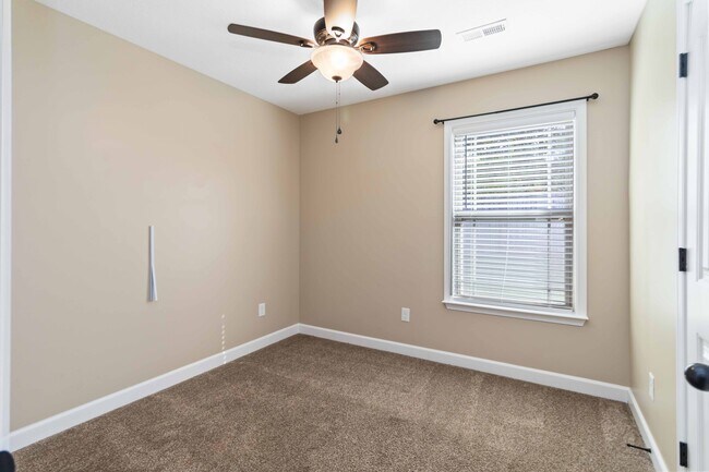 Building Photo - 130 Mistwood Ln