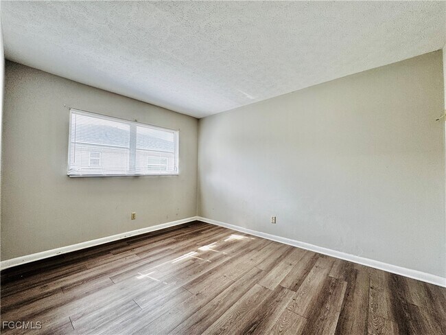 Building Photo - 3619 SE 9th Pl