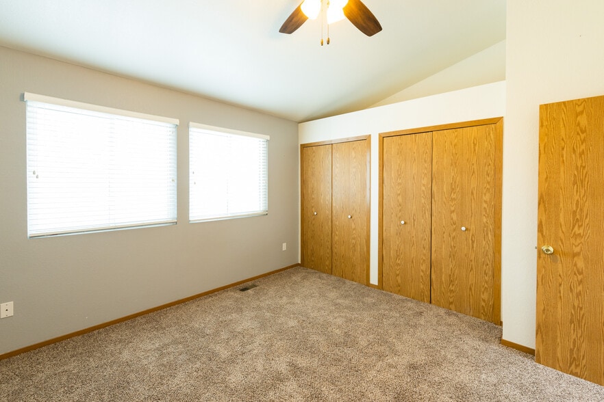 Building Photo - 11530 W 70th Plz