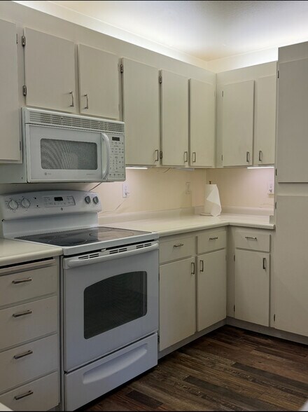 Building Photo - 5064 Foothills Dr