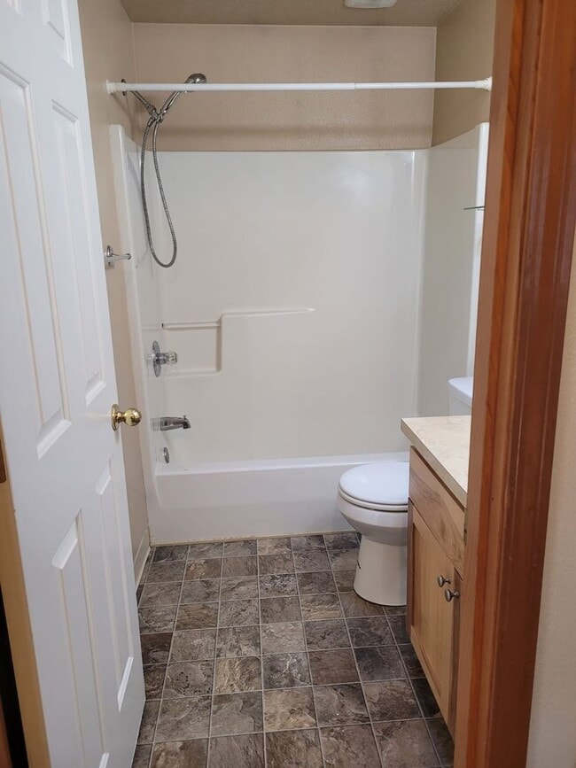 Building Photo - Beautiful 3 bedroom 2.5 bath home with lar...