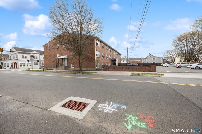 Building Photo - 46 N Cherry St