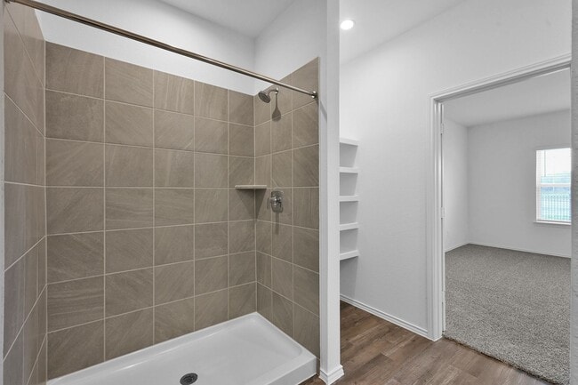 Building Photo - Never lived in 4 bed 3 bath with water views