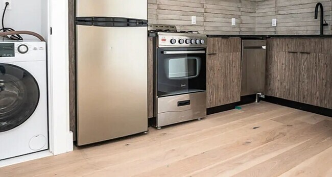 Building Photo - 491 Evergreen Avenue