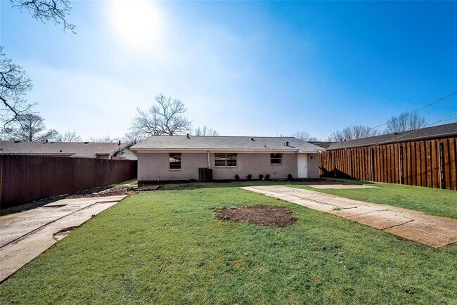 Building Photo - 4221 Fernwood Dr