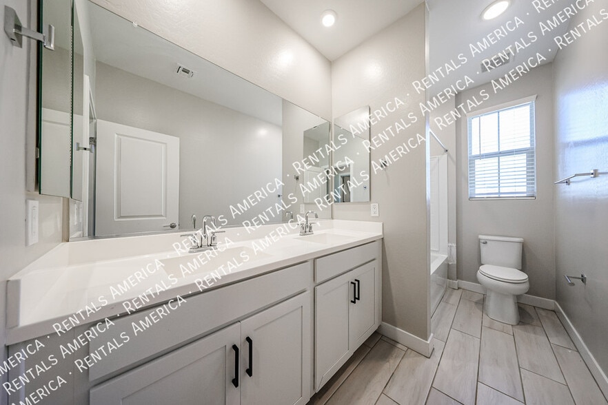 Building Photo - 1321 W Coyote Dr