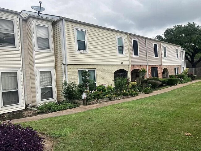 Building Photo - 9022 Wilcrest Dr