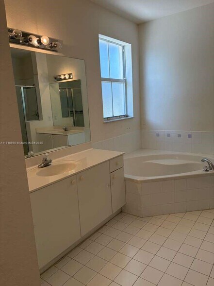 Building Photo - 8666 NW 114th Ct