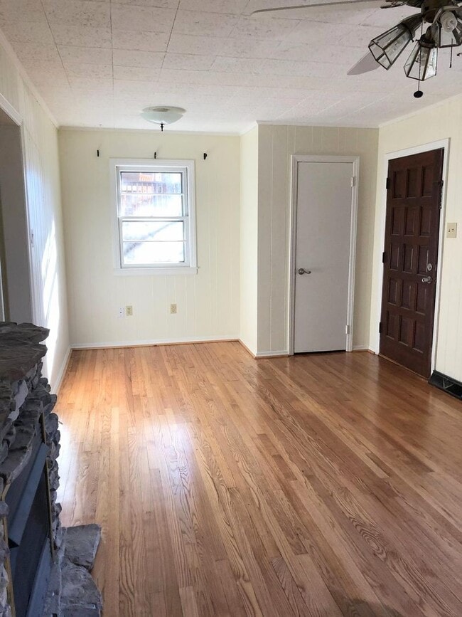 Building Photo - Black Mountain Rental!