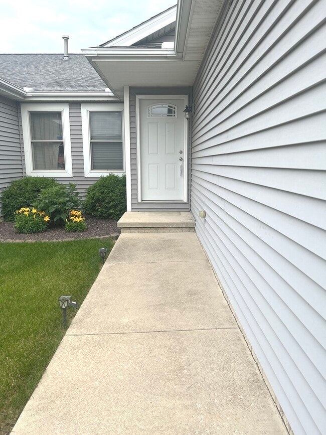 Building Photo - 909 Wartburg Dr