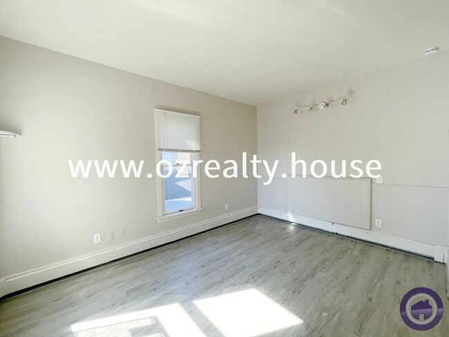 Building Photo - 215 E Reed Ave