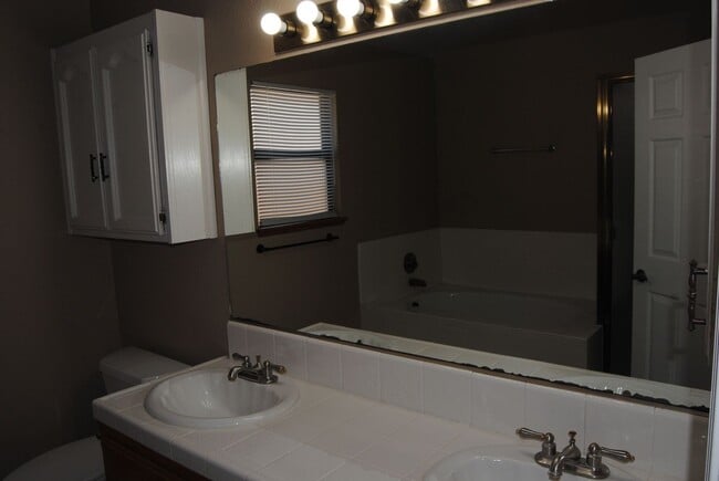 Building Photo - 9400 Huntsman Oak Ct