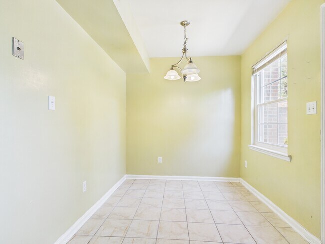 Building Photo - 8811 Hunter Ridge Dr