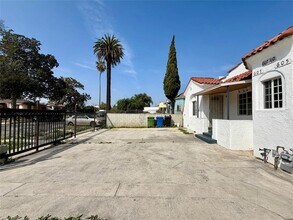 Building Photo - 607 W 101st St