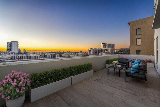 Building Photo - 255 Evernia St