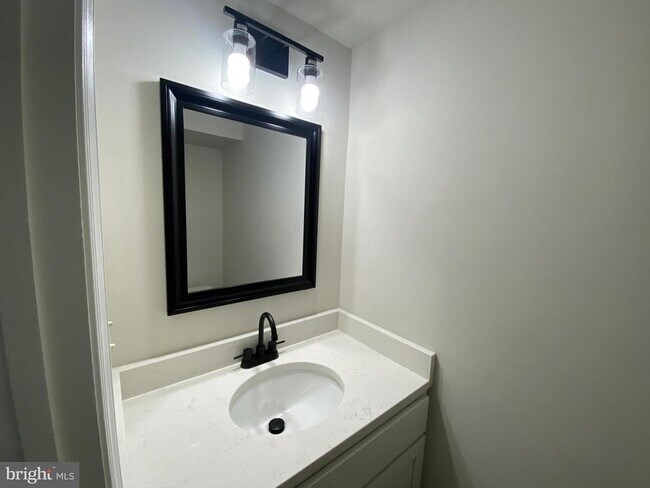 Building Photo - 9 Farrell Ln