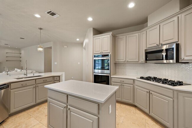Building Photo - 2114 Hilton Head Dr