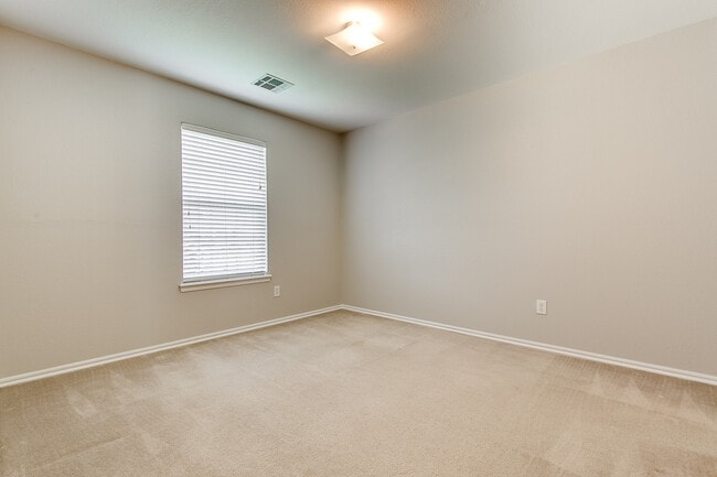 Building Photo - Edmond Schools + 4 bedrooms