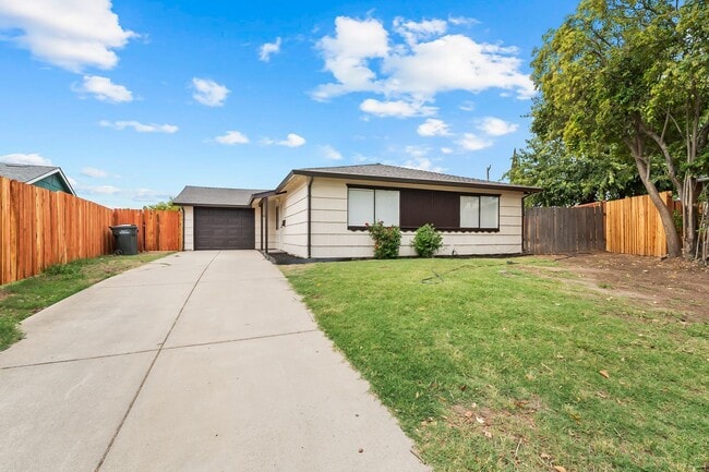 Building Photo - Charming 3BR, 1BA House with Private Backyard