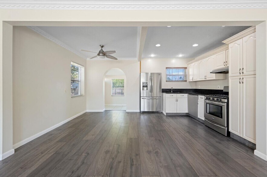 Building Photo - 1535 Plunkett St