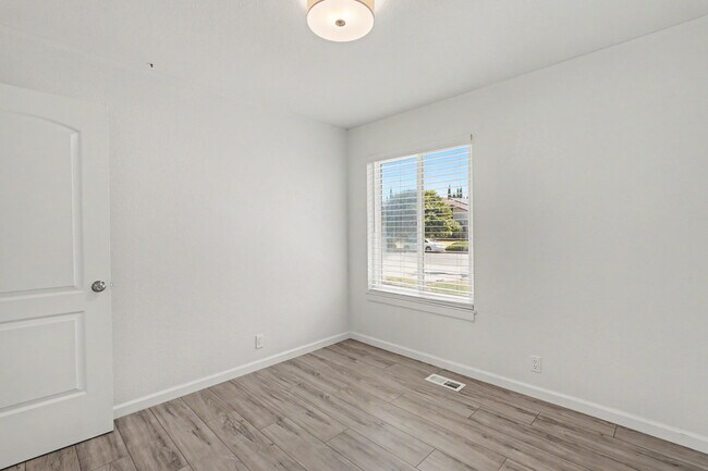 Building Photo - 3143 Shriver Dr