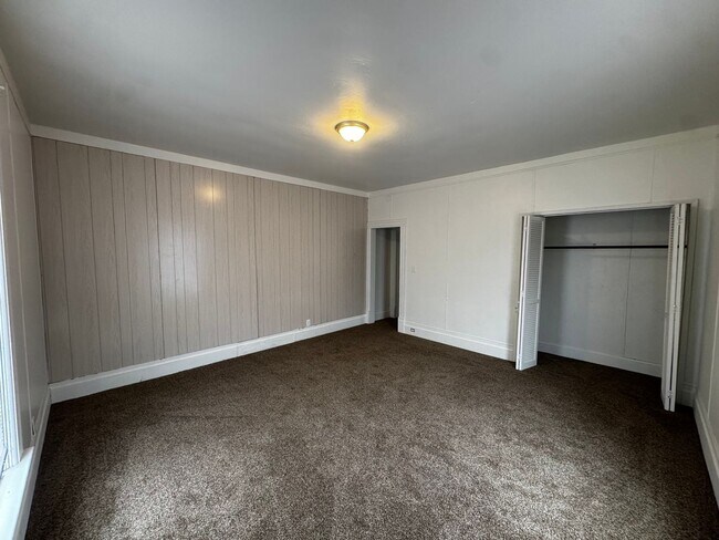 Building Photo - 910 8th St